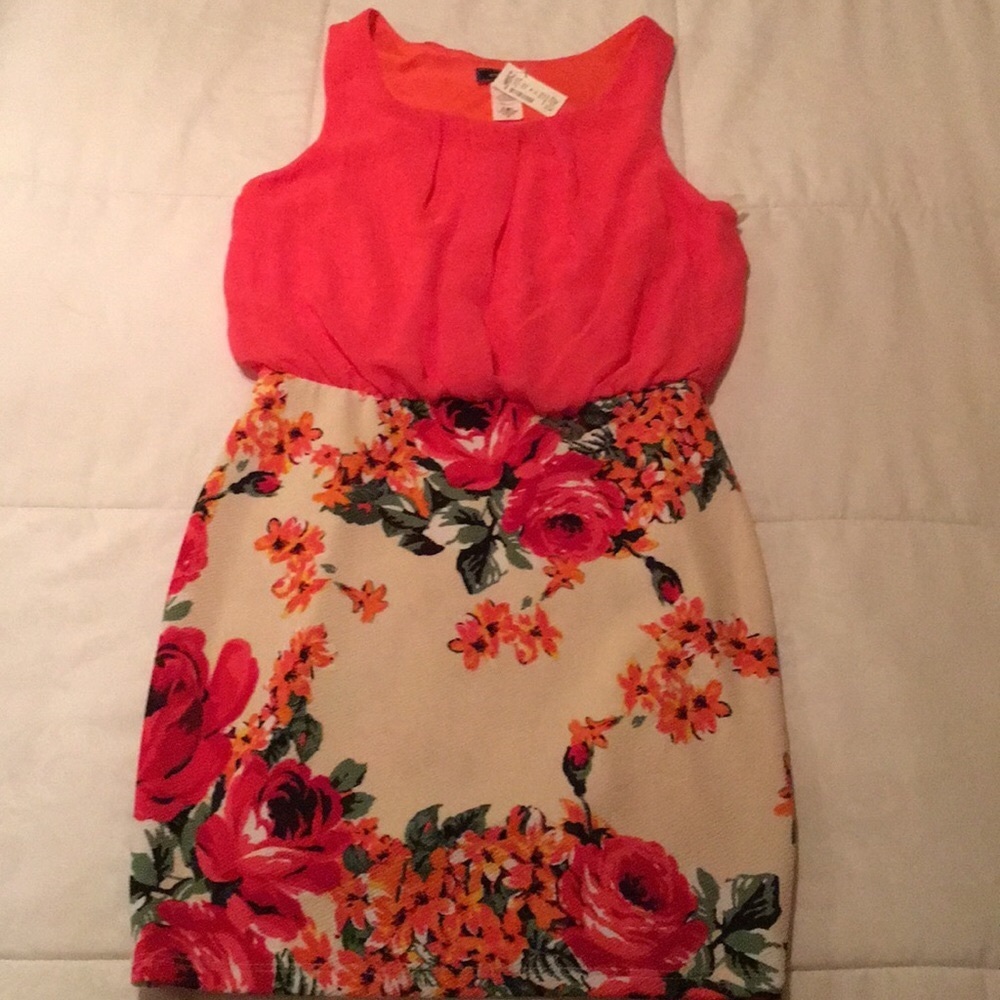 NEW!!! Flowery dress. Tag still on never used!